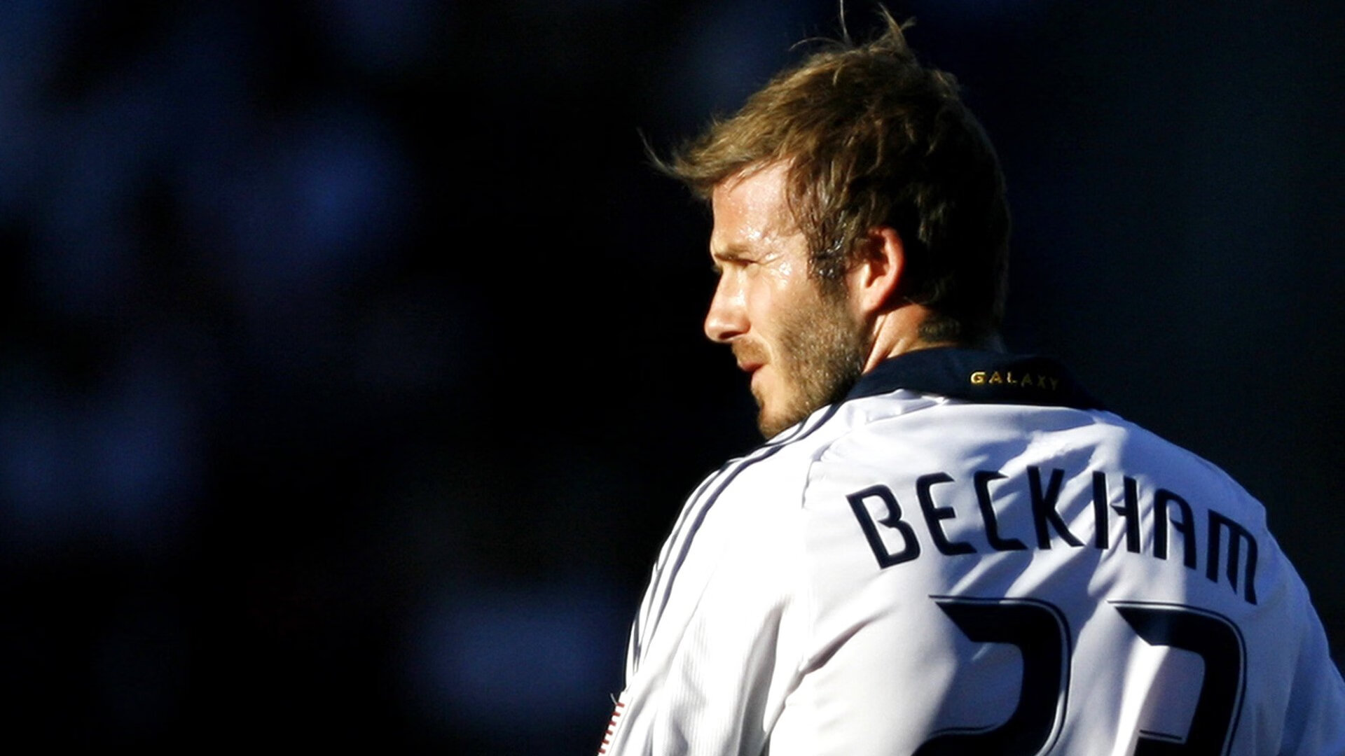 Rookie在曼联比赛中败北,出色防守引发热议!上演精彩一战